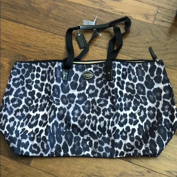 Coach Handbags - Giant coach tote bag with carrying pouch